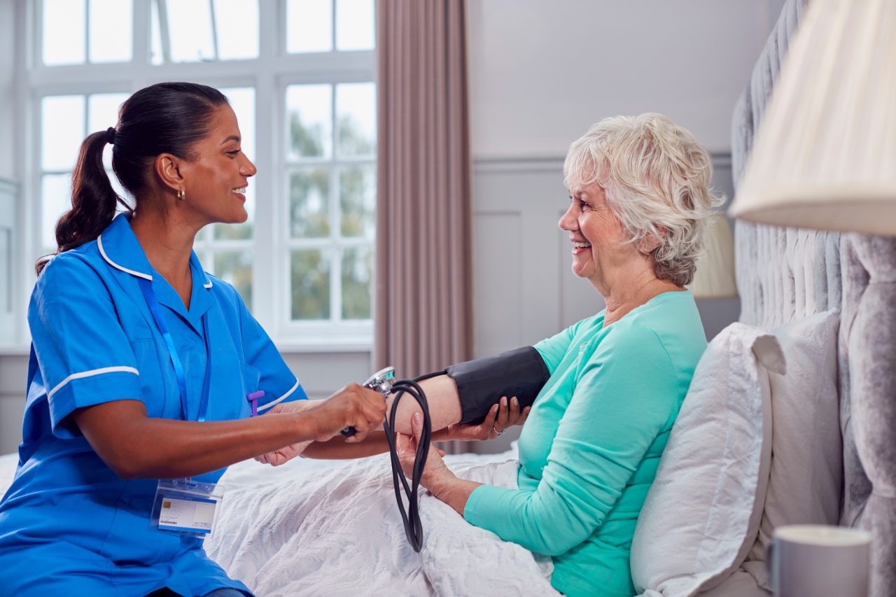 Técnico de enfermagem na Ciência do Cuidar Cuidador de Idosos e Home Care.